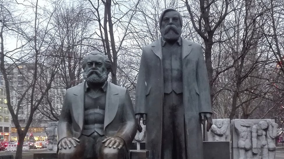 Spomenik Marksu i Engelsu u Berlinu