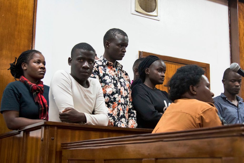 La homosexualidad ya estaba castigada en Uganda: en la foto, un grupo de jóvenes juzgados en 2019 por acudir a un local de ocio popular entre la comunidad LGBT.