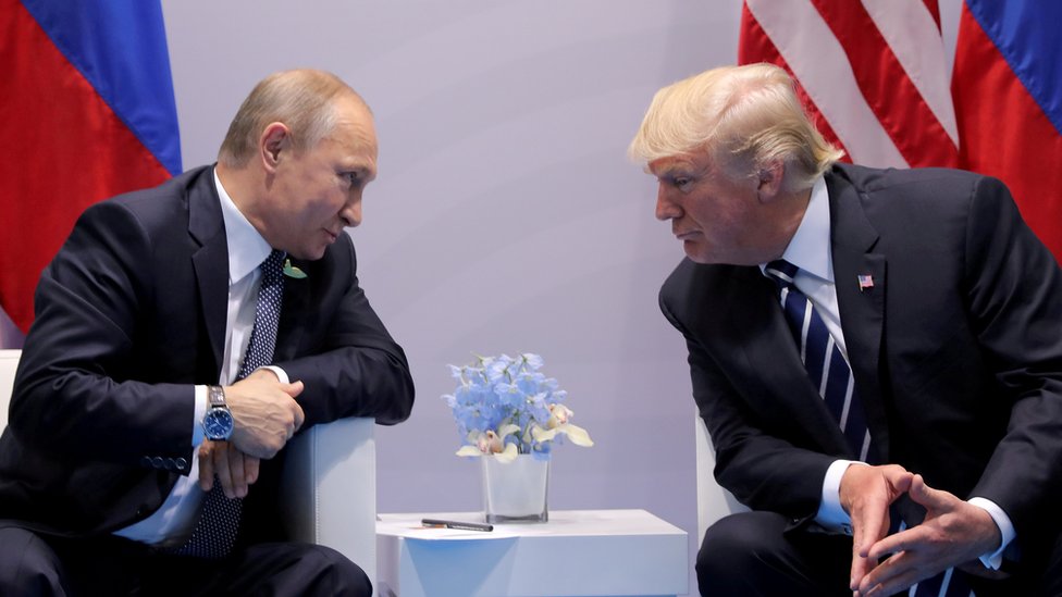 Президент России Владимир Путин беседует с президентом США Дональдом Трампом во время их двусторонней встречи на саммите G20 в Гамбурге, Германия, 7 июля 2017 г.