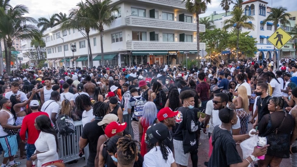 Una gran multitud de personas participa en una fiesta durante las vacaciones de primavera en Miami Beach.