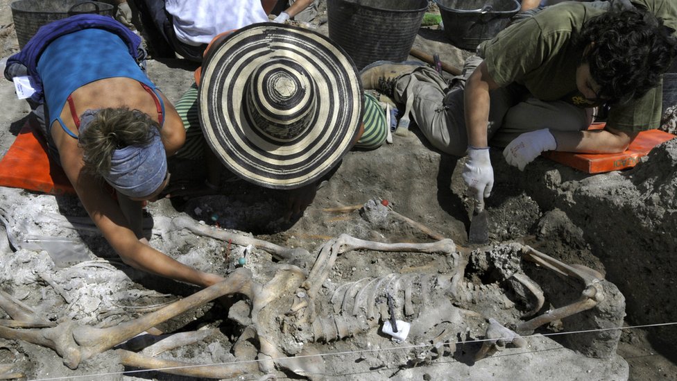 Muchos familiares todavía siguen buscando los restos de víctimas del franquismo. Exhumación de víctimas de la Guerra Civil Española.