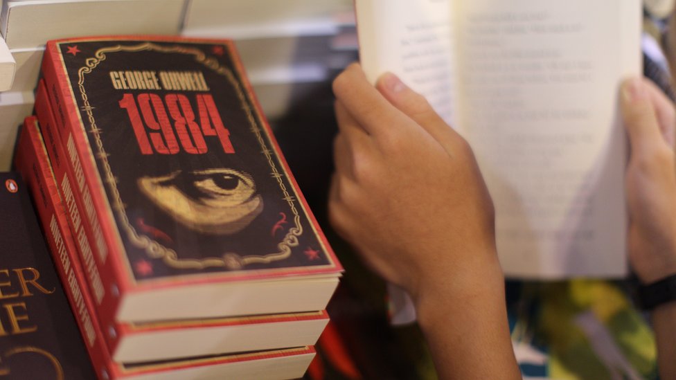 El libro 1984 de George Orwell tuvo un aumento de ventas en los últimos meses. Libro 1984 de George Orwell