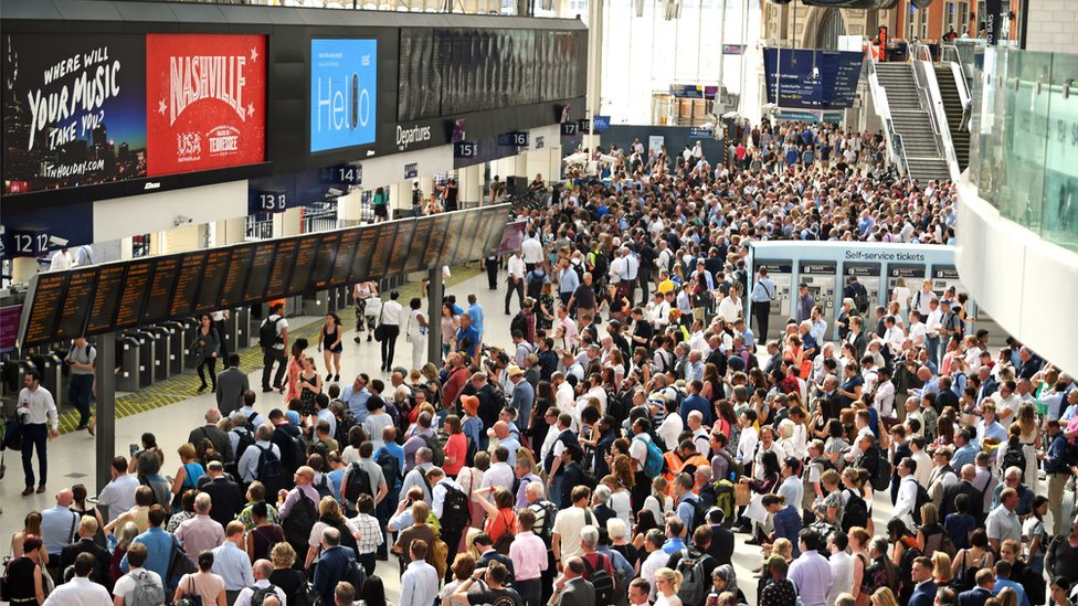 Толпа пассажиров на вокзале Ватерлоо в Лондоне