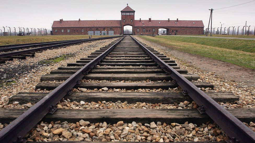 Imagen de las vía del tren que dan acceso a Auschwitz