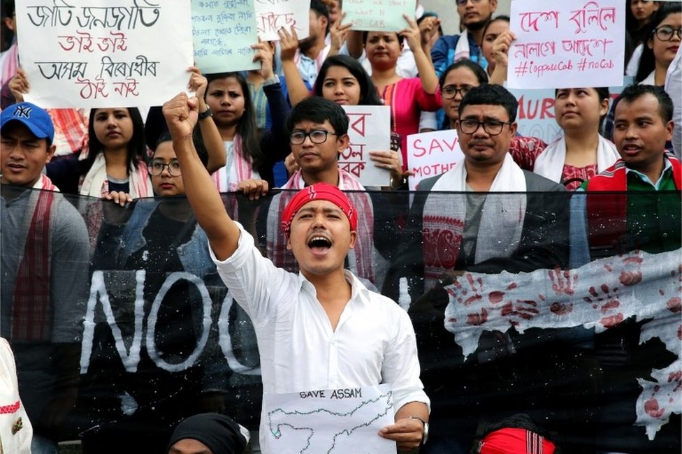 Члены ассамского студенческого сообщества держат транспаранты и выкрикивают лозунги во время акции протеста против Закона о гражданстве (поправка) (CAB) в Бангалоре, Индия, 14 декабря 2019 г.