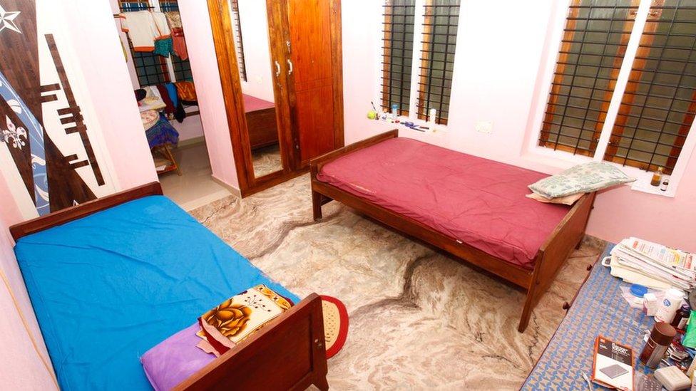 O quarto onde Suraj e Utra dormiram na noite do crime na casa de Utra em Anchal. Utra estava deitada na cama à esquerda