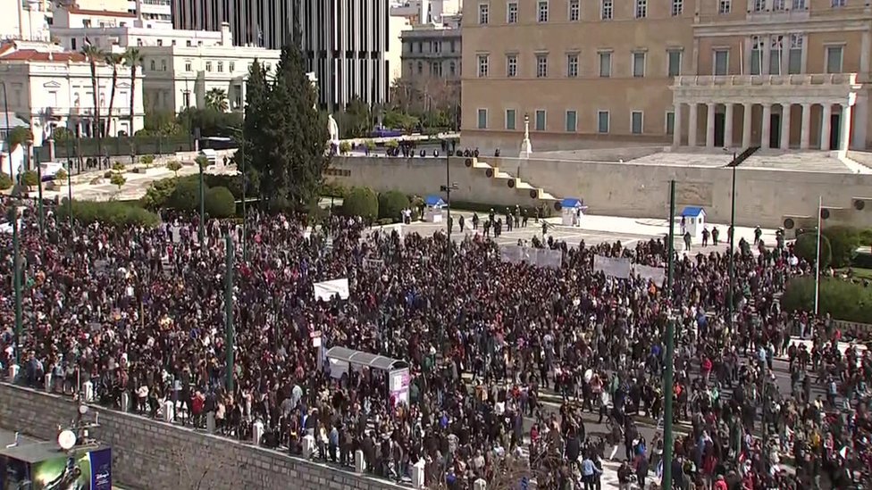حادث اليونان: رئيس الوزراء يطلب العفو من عائلات الضحايا 1 تظاهرات في أثينا