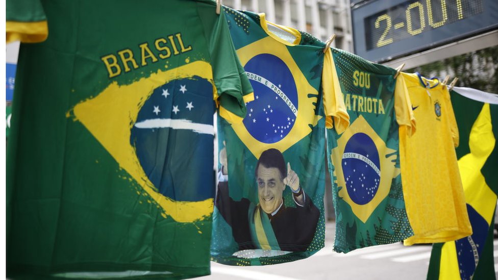 Bandeiras e camisas do presidente Jair Bolsonaro são vistas no bairro de Copacabana durante o dia da eleição presidencial em 2 de outubro de 2022 no Rio de Janeiro, Brasil.