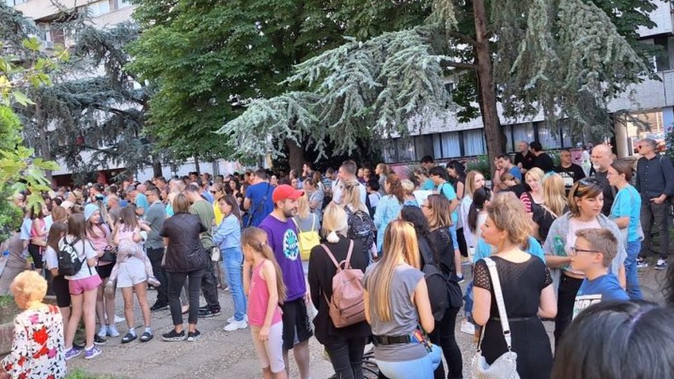 Protest ispred OŠ Jovan Dučić u Beogradu zbog nasilja koje je doživela nastavnica te škole