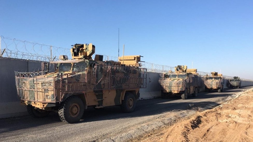 Видны турецкие и российские войска после того, как они завершили восьмой раунд совместного наземного патрулирования на севере Сирии. 18 ноя 2019