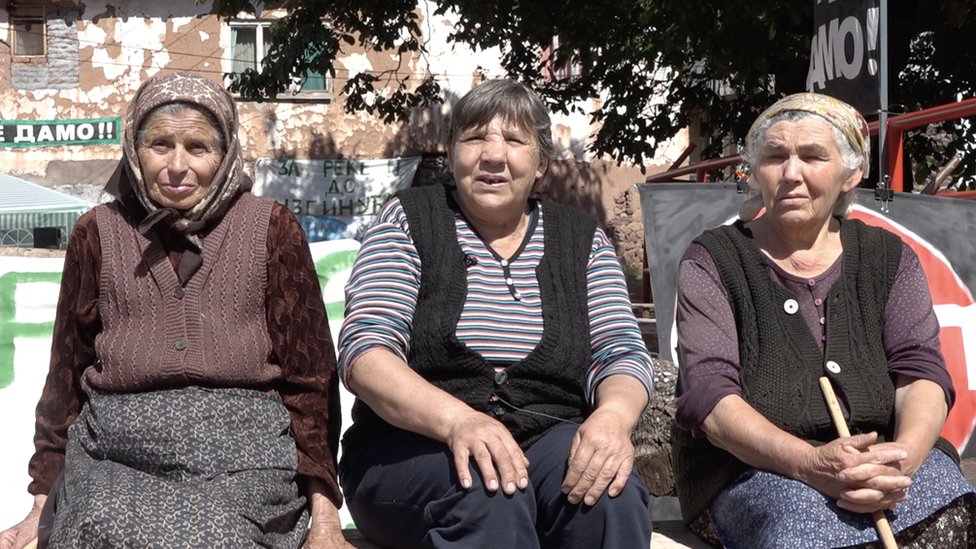 Branka (82), Mirjana (65) i Ljubinka (57) - meštanke na straži