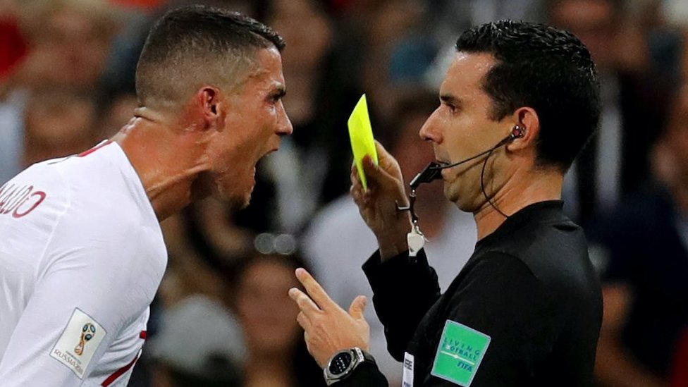 Cristiano Ronaldo gritándole al árbitro César Arturo Ramos durante un partido entre Portugal y Uruguay en Sochi, Rusia, en 2018.