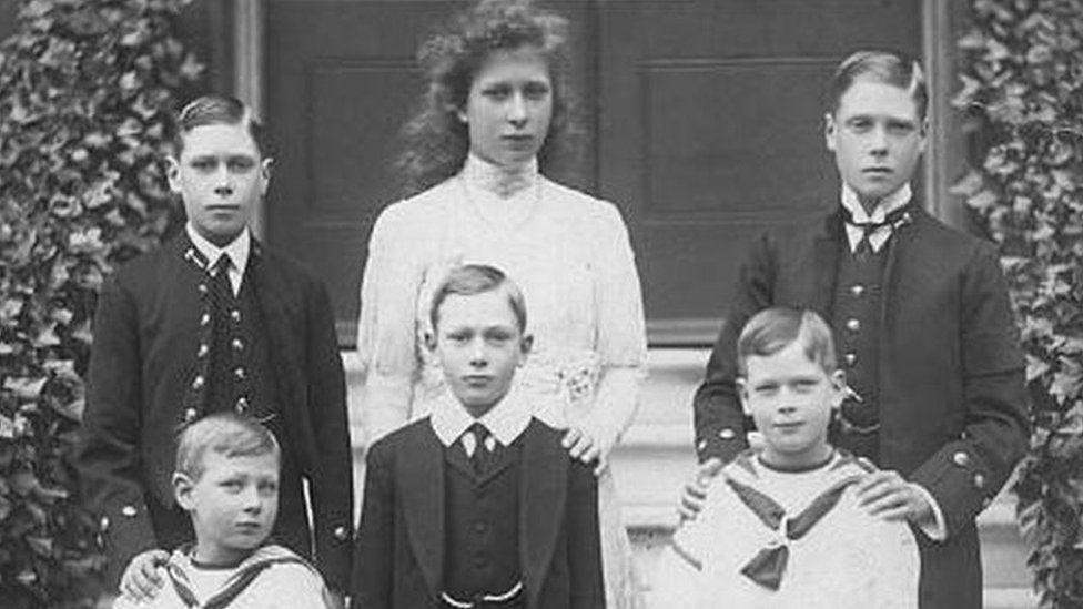 أبناء الملك جورج الخامس من اليسار من أعلى.. ألبرت وماري وإدوارد، ومن اليسار من أسفل جون وهاري وجورج