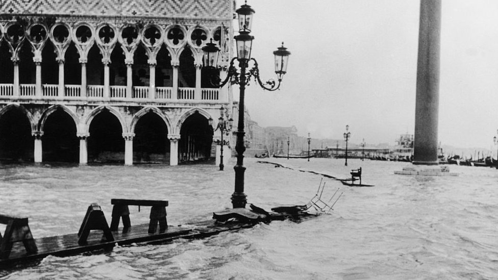 Inundaciones de Venecia en 1966. Inundaciones de Venecia en 1966.