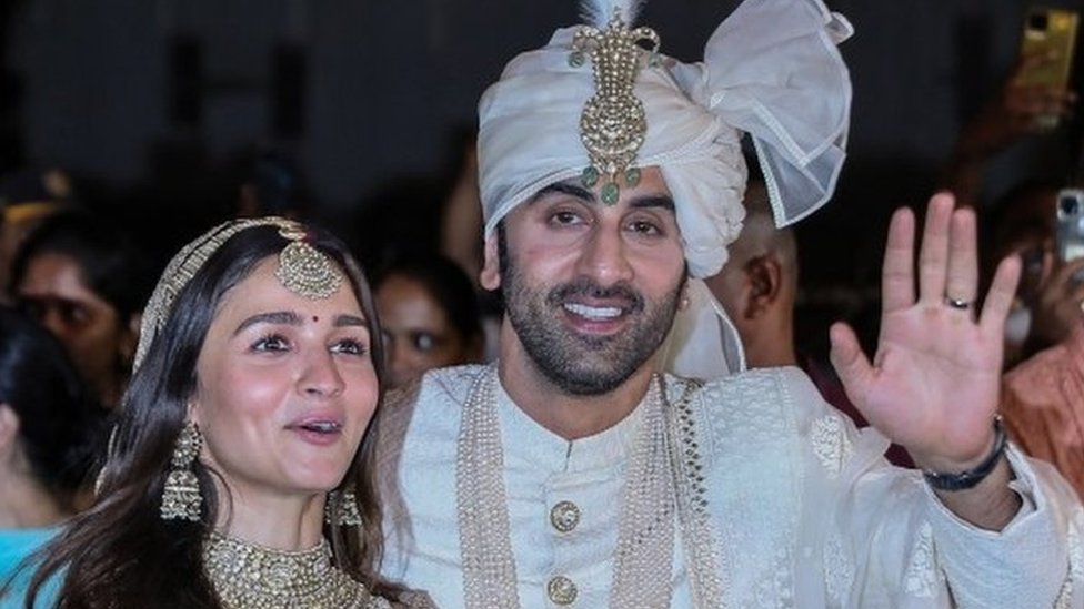 Ranbir Kapoor and Alia Bhatt: Bollywood toasts star couple on wedding - BBC  News