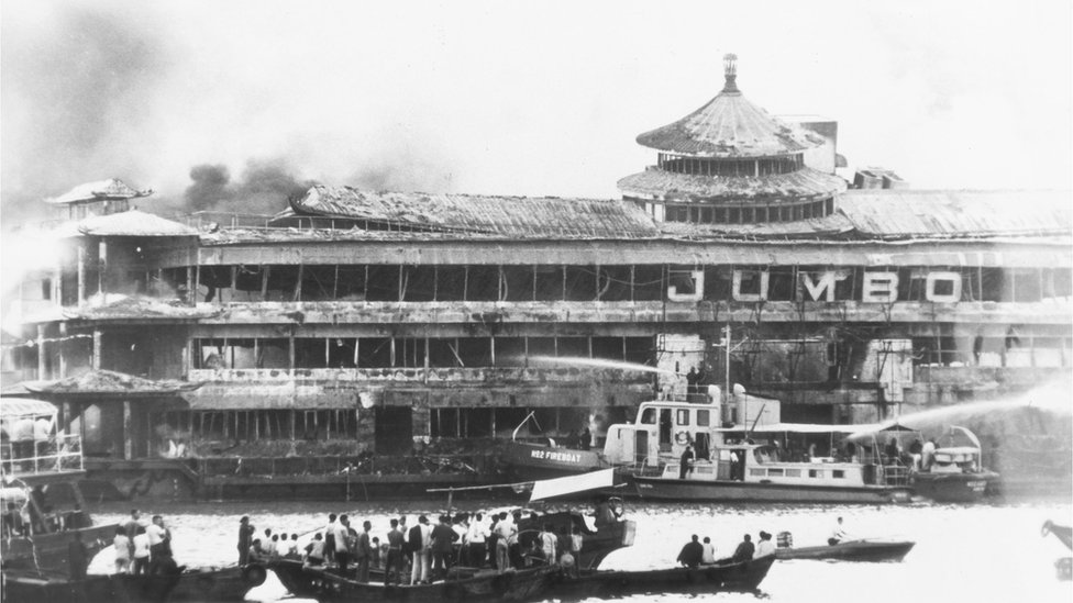 消防人員在香港仔避風塘撲救起火的珍寶海鮮舫（30/10/1971）