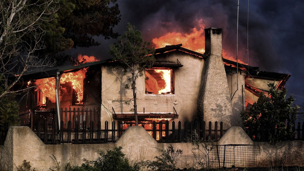 Una casa consumida por las llamas en Kineta, cerca de Atenas, el 23 de julio de 2018
