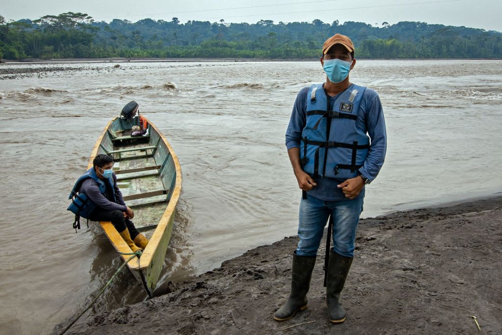 Policía ecuatoriano en un río tras el vertido de petróleo en febrero de 2022