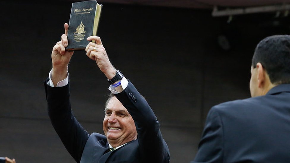 Jair Bolsonaro segura Bíblia Sagrada
