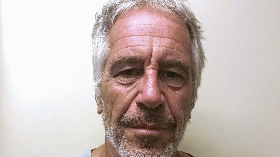 Jeffrey Epstein fotografiado para el registro de criminales sexuales en 2017