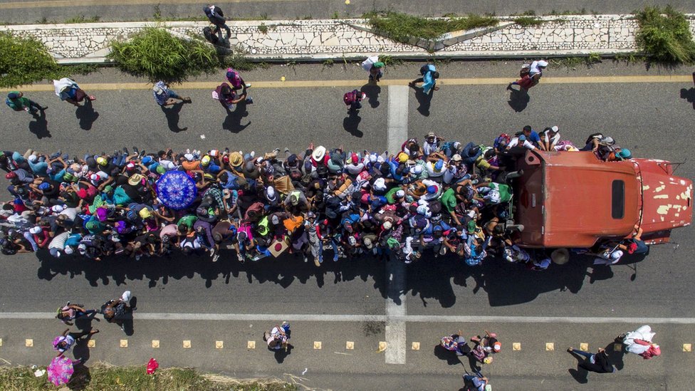 Vista aérea de un tráiler transportando migrantes.