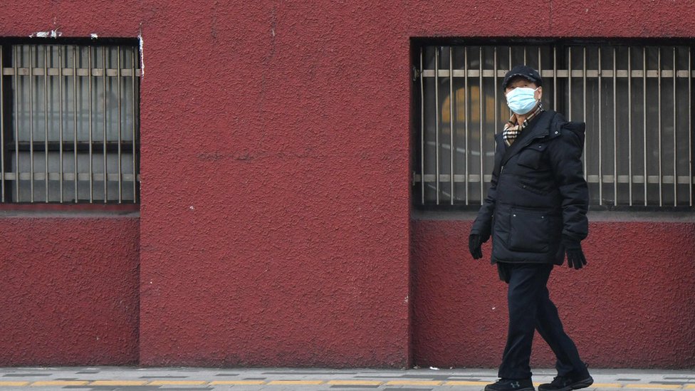 Güney Kore'de maske takan bir kişi