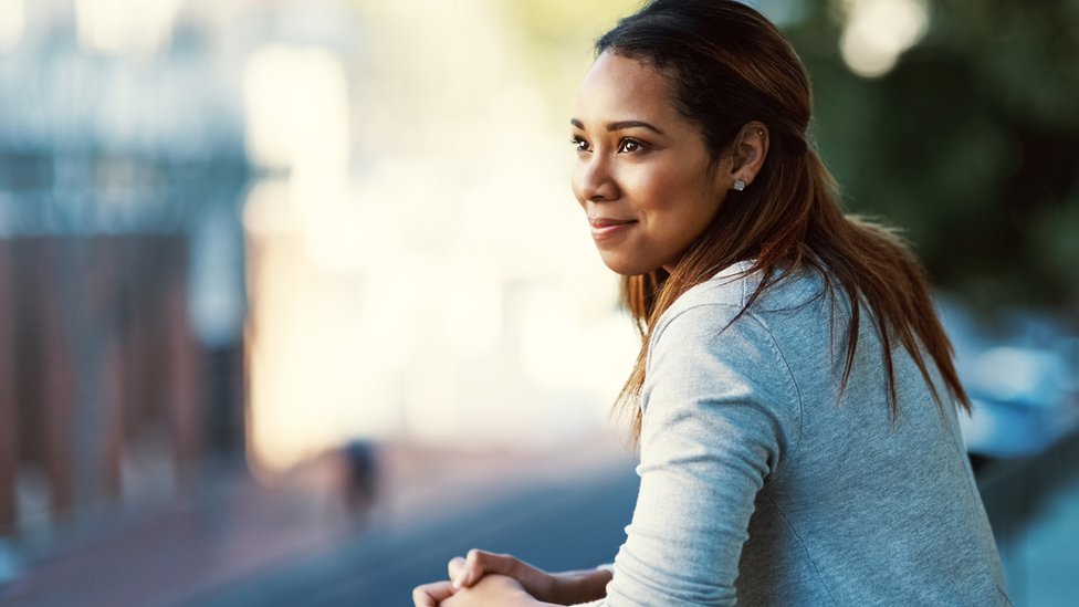 Las excusas fueron calificadas como "patéticas y arrogantes". Mujer mirando hacia la izquierda