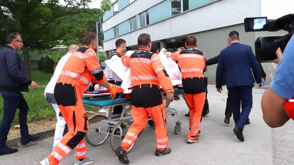 Slovački premijer Robert Fico je prebačen u bolnicu posle pokušaja atentata