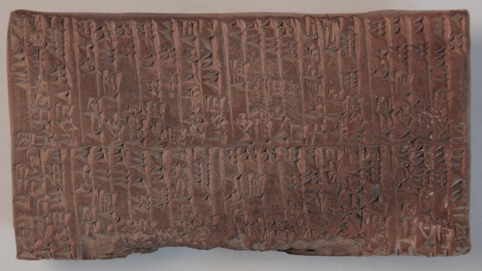 Tabla con escritura cuneiforme, del 2.200 o 2. 100 a.C.