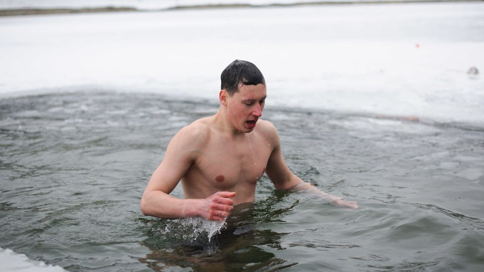 Homem toma banho gelado na Ucrânia