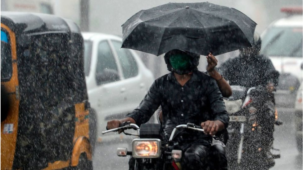 Автомобилисты проезжают мимо во время проливных дождей, когда приближается циклон «Нивар»