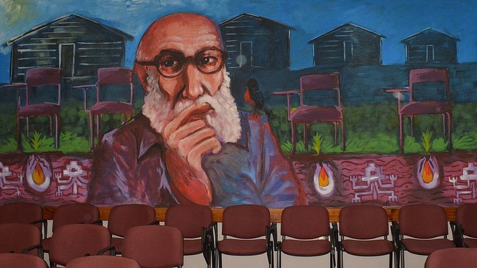 Mural de Paulo Freire na Faculdade de Educação e Humanidades da Universidade do Bío-Bío, no Chile