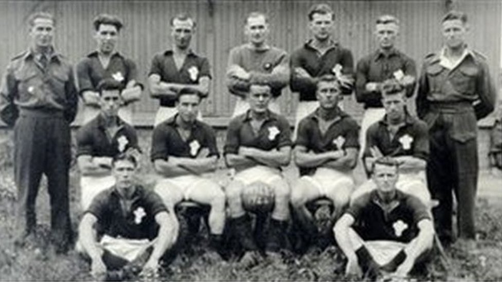 Футбольная команда Уэльса в Освенциме - мистер Джонс находится в центре заднего ряда