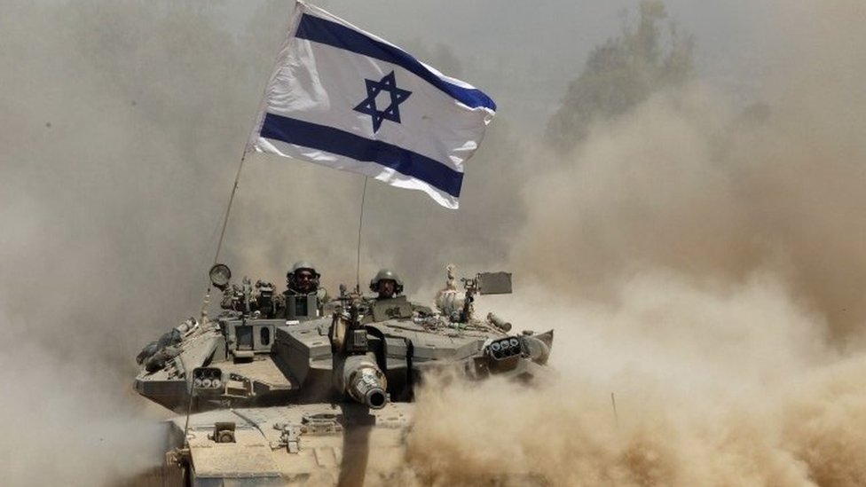 Tanque con la bandera de Israel (foto de archivo)