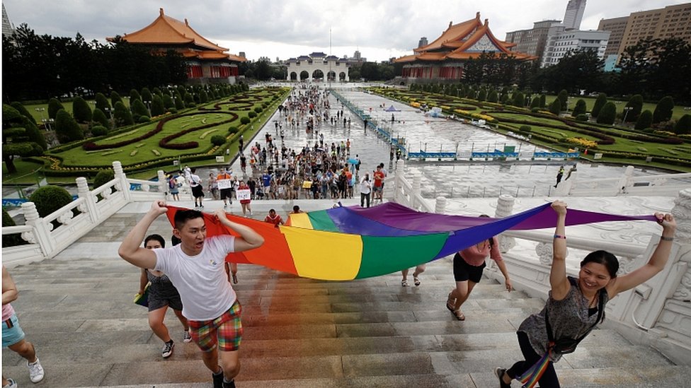 Члены сообщества ЛГБТ присоединяются к маршу, чтобы отпраздновать месяц гордости в Национальном мемориальном зале Чан Кайши в Тайбэе, Тайвань, 28 июня 2020 г.