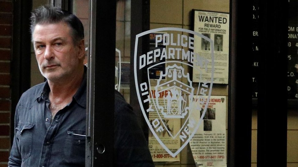 Alec Baldwin saliendo del Departamento de Policía de NY en 2018