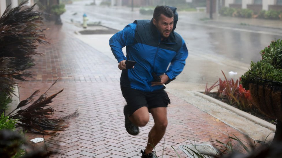 Um homem correndo durante a tempestade