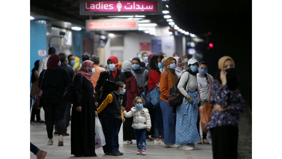 نساء في محطة للمترو في القاهرة