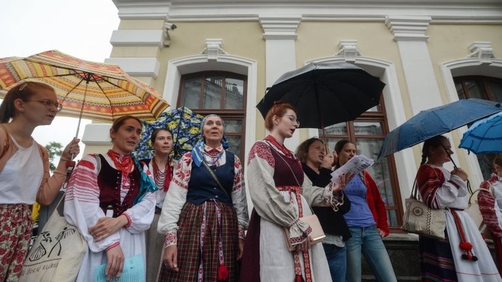 Актеры Театра Купловского и друзья присутствуют на митинге в поддержку своей забастовки в знак протеста против увольнения театрального директора Павла Латушко в Минске, Беларусь, 19 августа 2020 года.
