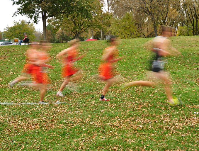 Jóvenes corriendo en una prueba campo traviesa.