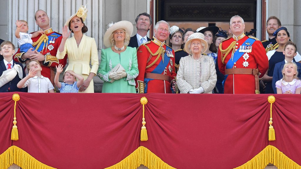 英國王室成員在白金漢宮陽台觀看皇家空軍飛行表演，2019年女王伊麗莎白二世生日