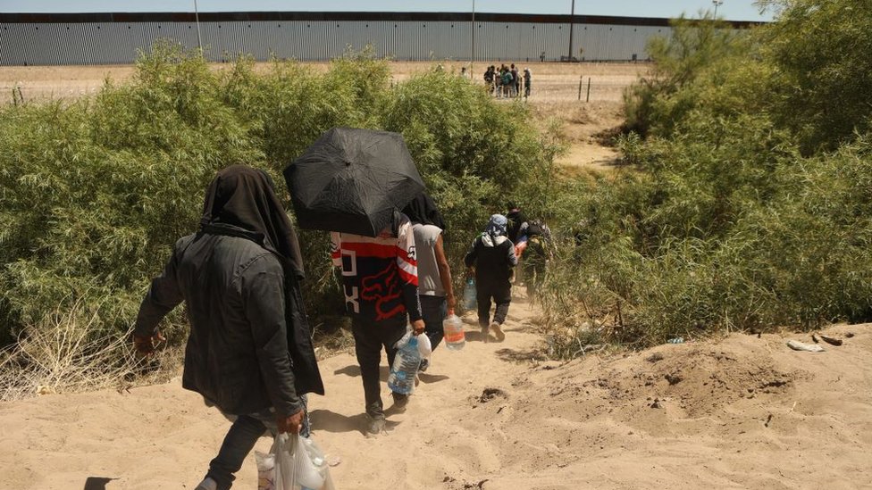 Migrantes en el cruce en el area de Ciudad Juarez y El paso.