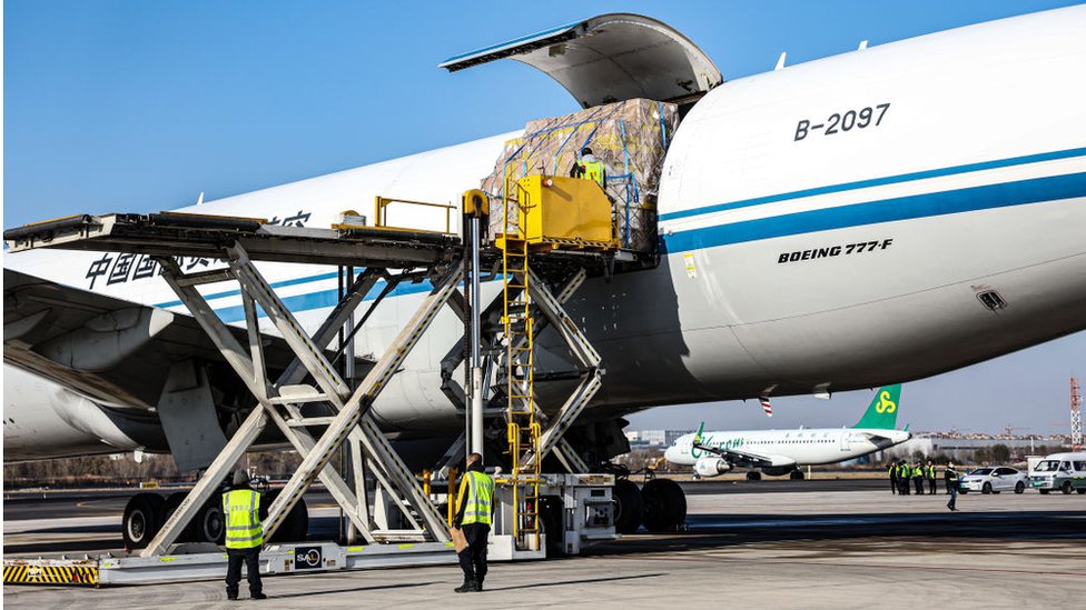 中國機場的工作人員將貨物裝載到飛機上。
