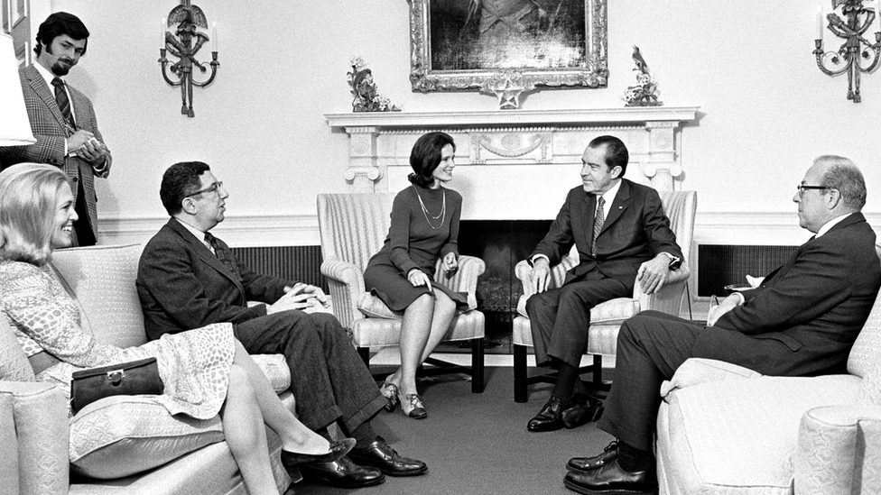 Marina von Neumann Whitman reunida con el expresidente Richard Nixon, Barbara Franklin, Herbert Stein y George Shultz en la Oficina Oval de la Casa Blanca.
