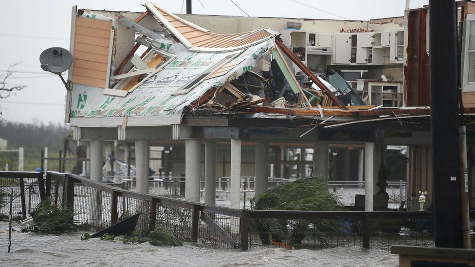 Los daños causados por Harvey en Houston se debieron principalmente a sus grandes precipitaciones. Un edificio de Houston destrozado tras el paso de Harvey.