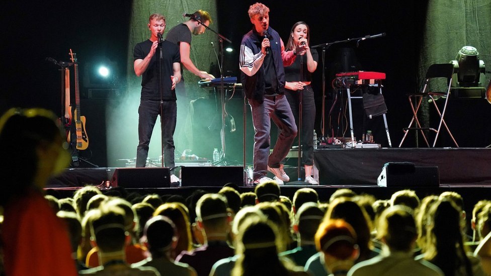 Tim Bendzko actuando en el concierto de estudio 'covid' en Leipzig el 22 de agosto de 2020