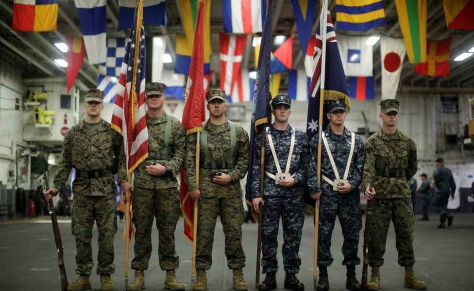 Военно-морской флот США и Австралии отмечает совместные военные учения на борту корабля у побережья Сиднея в 2017 году.
