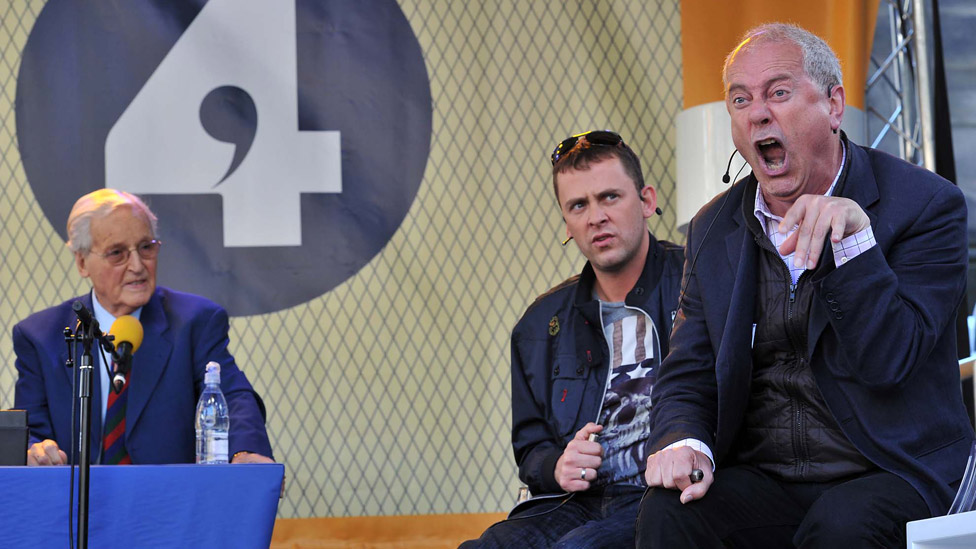 Николас Парсонс, BBC Radio 1 DJ Скотт Миллс и Джайлс Брандрет удивляют игроков Королевской Мили в Эдинбурге 15 августа 2010 года выпуском Just A Minute под открытым небом