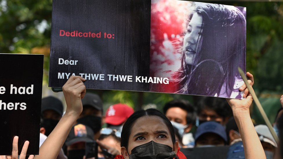 Yaşamını yitiren Mya Thwe Thwe Khaing eylemciler tarafından anılıyor.