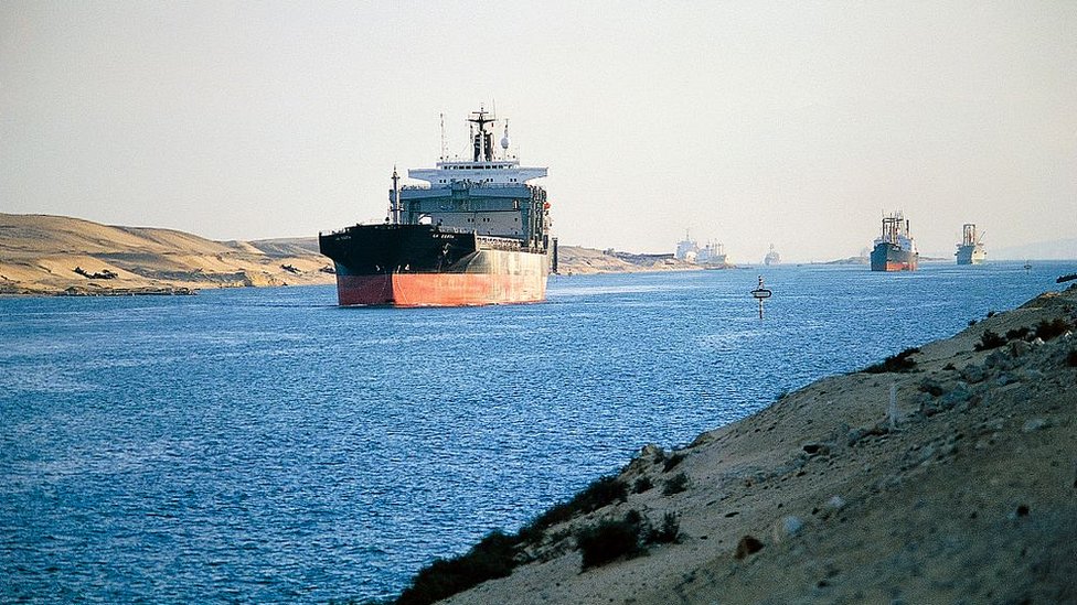 صورة أرشيفية لسفن تعبر قناة السويس بالقرب من الإسماعيلة
